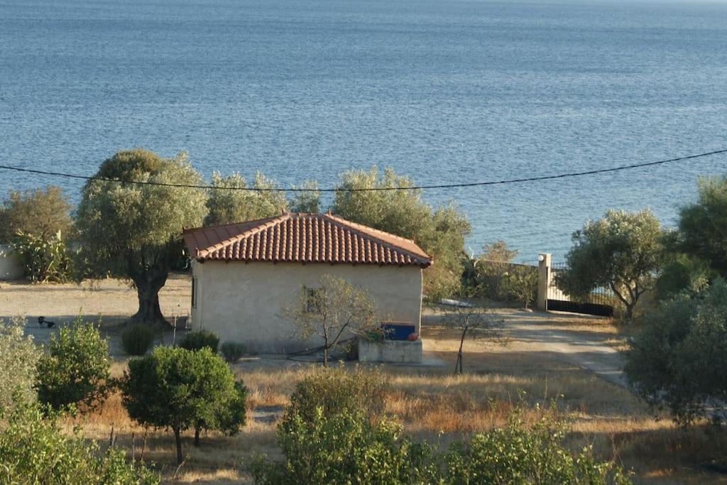 House By The Sea At Skaloma, Loutraki Lago Vouliagmenis Exterior foto