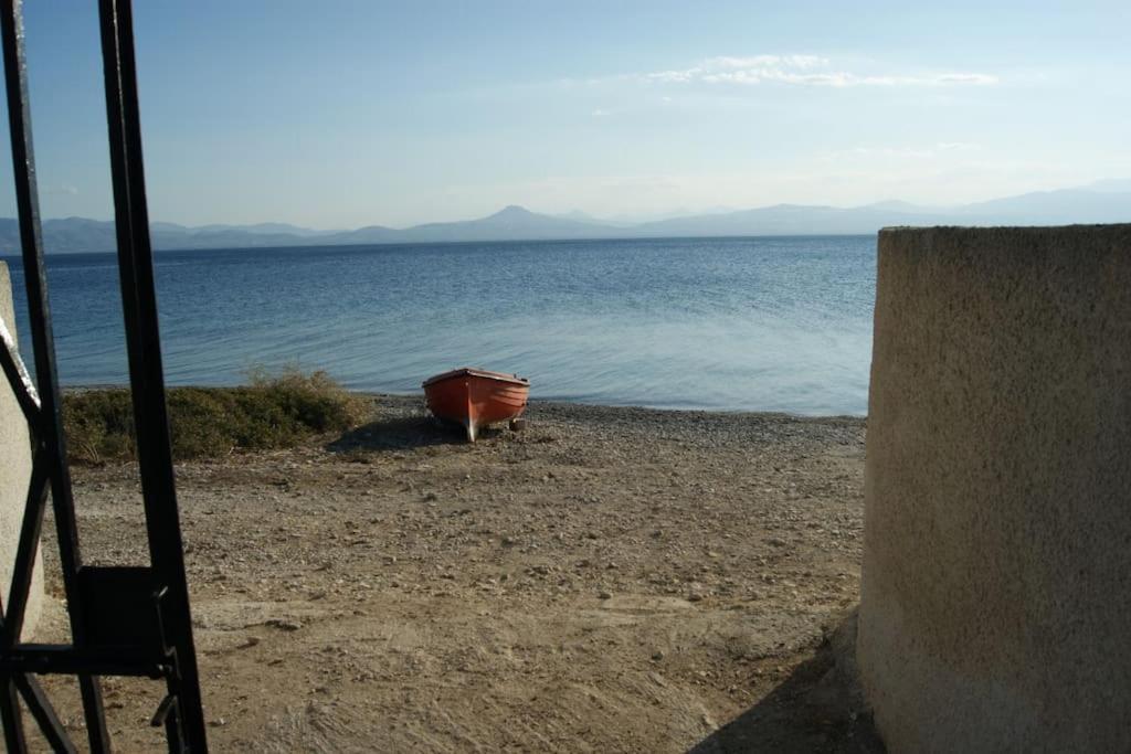 House By The Sea At Skaloma, Loutraki Lago Vouliagmenis Exterior foto